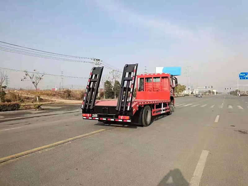 國(guó)六重汽豪沃新款平板運(yùn)輸車(chē)